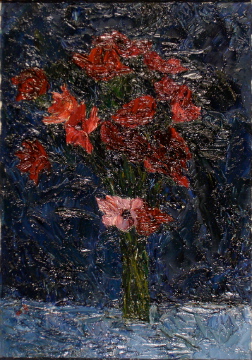 Fleurs dans un vase sur fond bleu